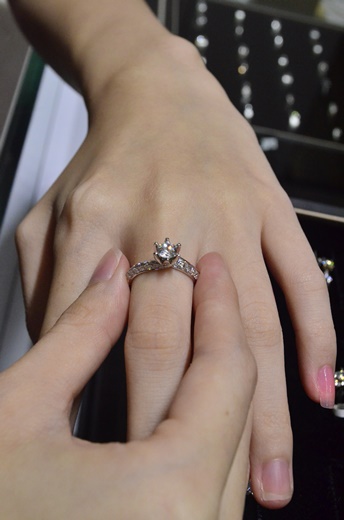 【台中鑽石GIA】介紹分享台中銀樓鑽石價格※婚戒的好評推薦在ptt上也有不少◎第一次買gia鑽石戒指就上手